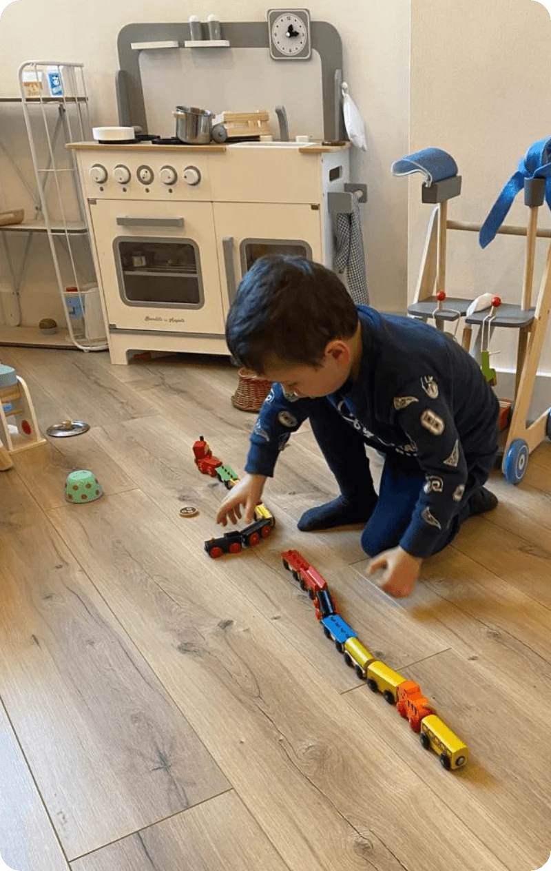 Kind spelend met een treintje