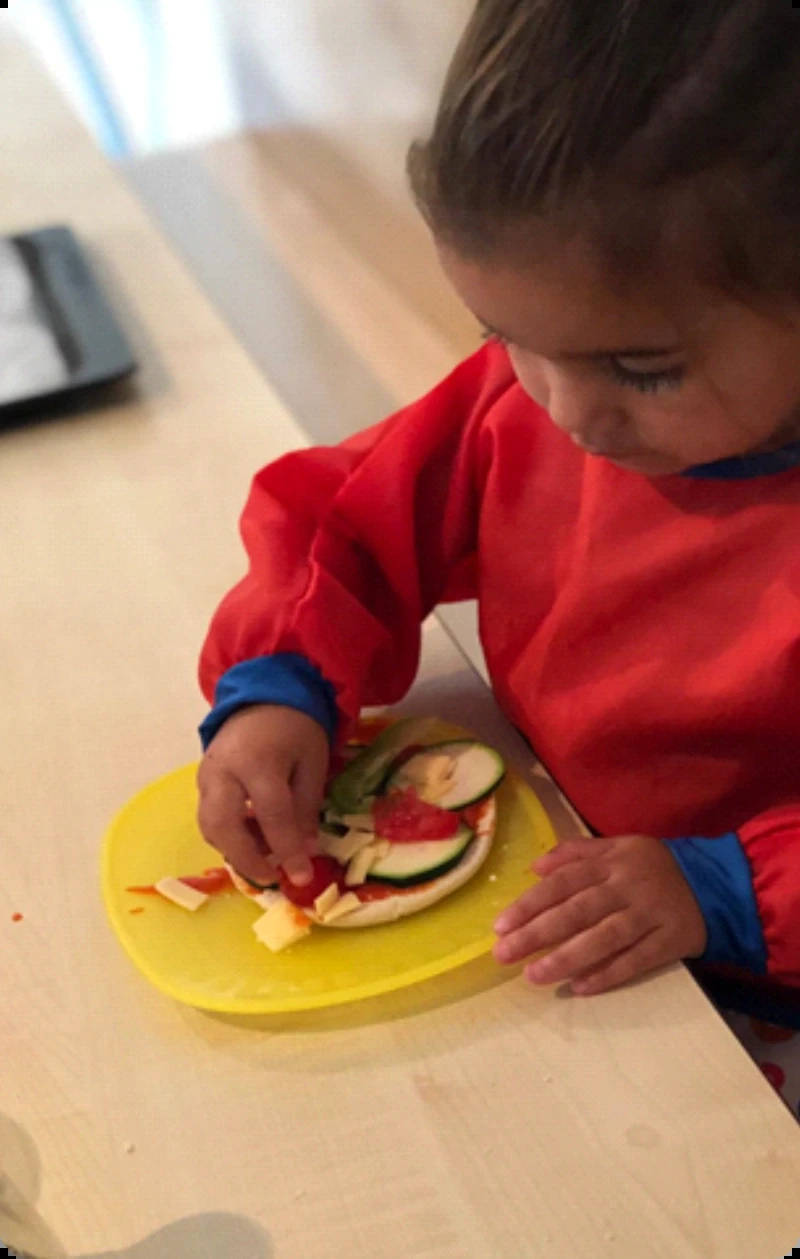 Kind maakt een pizza