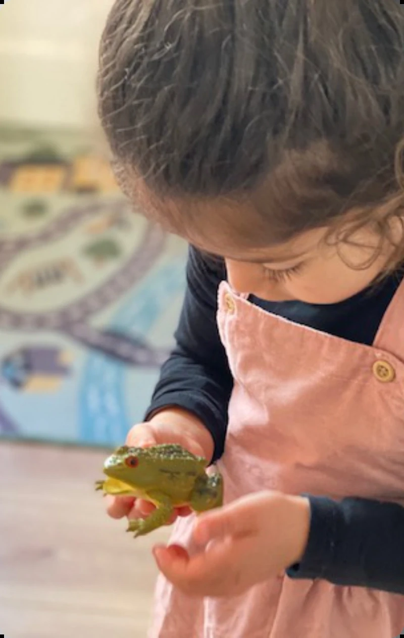 Meisje met kikker in haar hand